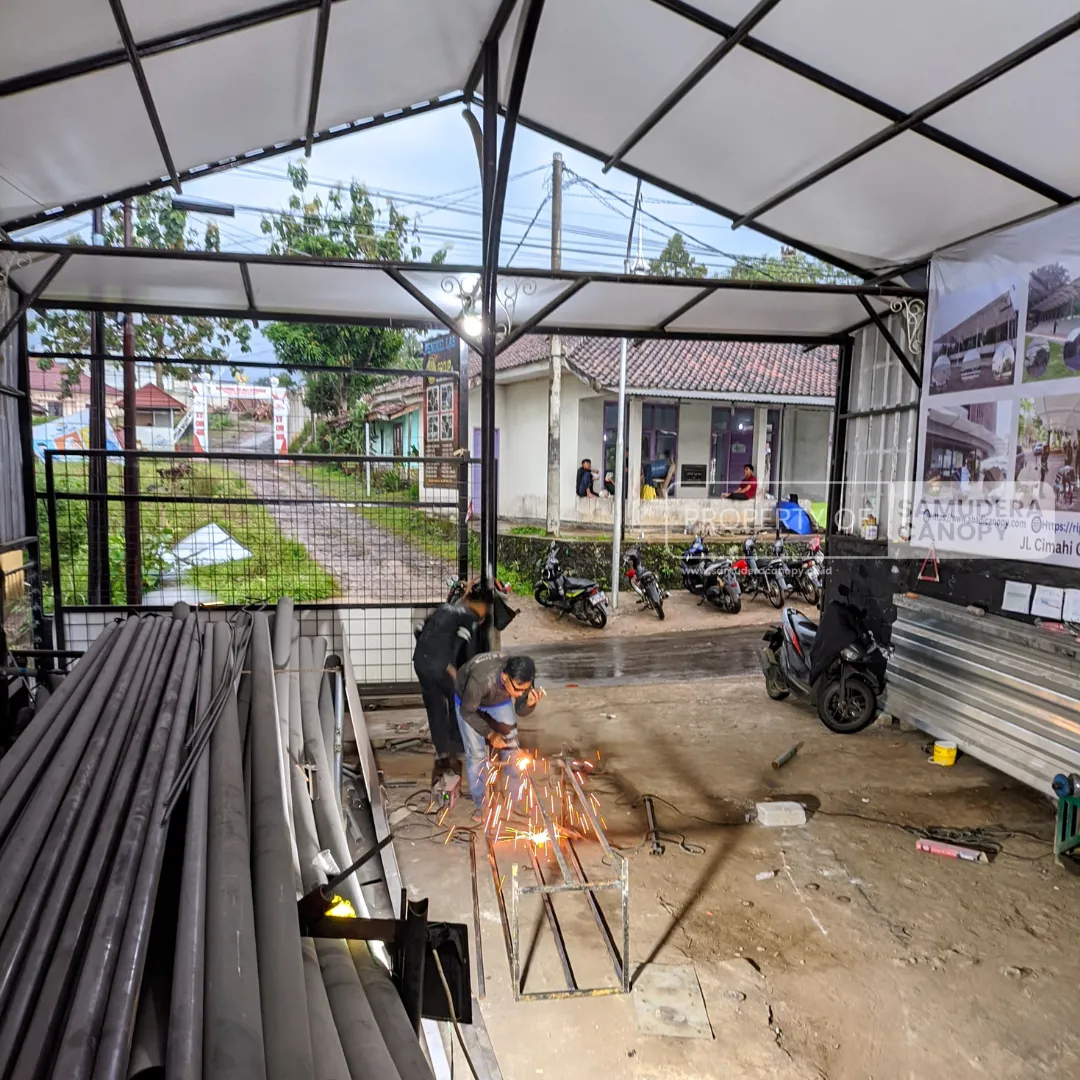 Proses Pemasangan Struktur Kanopi Membran oleh Tim Ahli Samudera Canopy