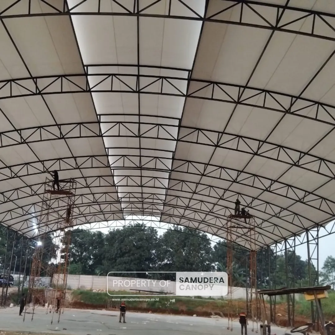 Prosess pemasangan atap lapangan padel - Samudera Canopy